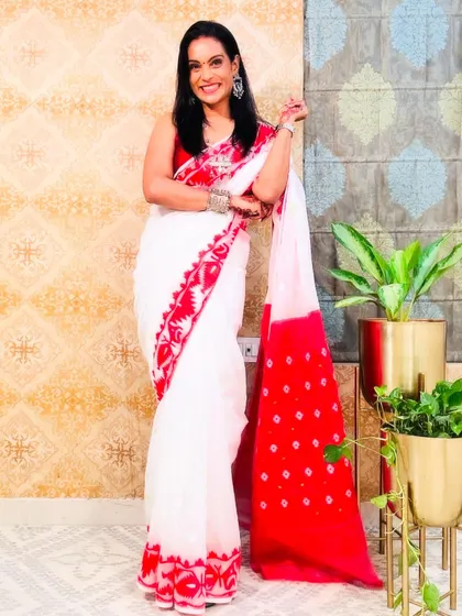 The classic white and red Bengali Jamdani saree. This is a timeless piece, perfect for Durga Puja or any other festive celebration. It's under 450 from Meesho!