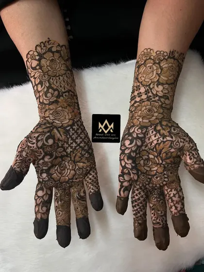 An Indo-Arabic design that combines the floral fullness of Arabic mehendi with the intricate net patterns of Indian styles.