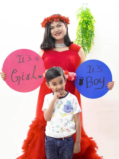 A fun way to announce your baby's gender during your maternity shoot. We have lots of props to make your photos unique.
