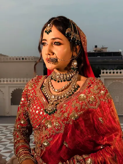 A stunning portrait of our 2025 bridal campaign. This look features bold eyes and beautifully coordinated jewelry, perfect for the bride who wants a majestic entrance.