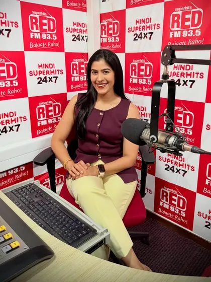 Seated at the Red FM console, ready to share my story. These opportunities allow me to connect with thousands of people and promote a message of health and empowerment.