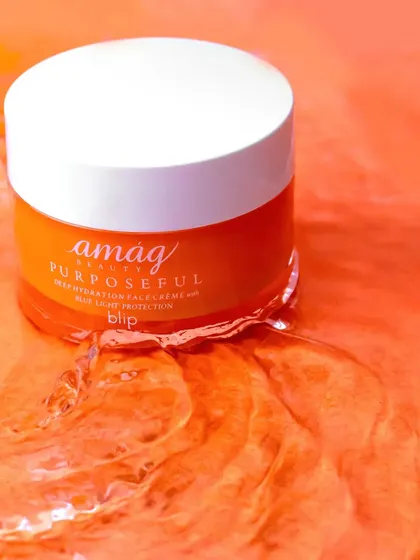 To create a dynamic and sensory image, I photographed this orange face creme in a pool of matching liquid. The ripples and reflections add movement and highlight the product's hydrating properties.