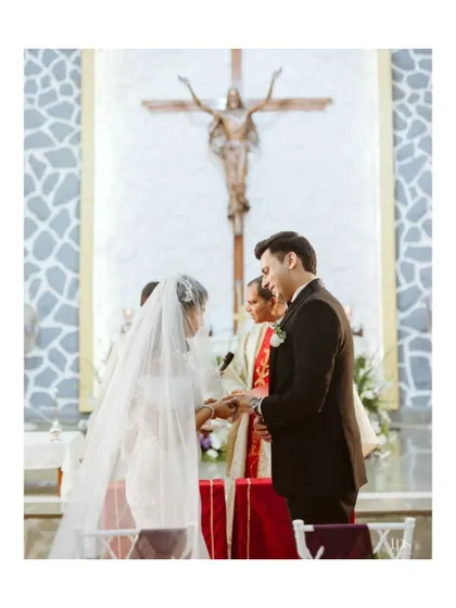 A sacred moment at the altar. The simplicity and elegance of her look were perfect for the solemnity of the church ceremony.