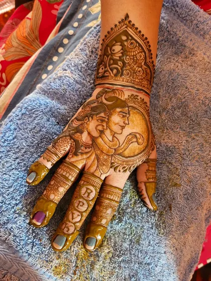A festive design featuring Lord Shiva and Parvati. This is a popular request during festivals like Teej and Karva Chauth, and I love the challenge of creating divine portraits.