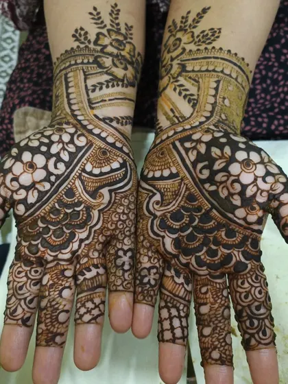 A beautiful floral design on the palms with a distinct Arabic feel. The patterns are large and spaced out, creating a look that is both intricate and uncluttered.
