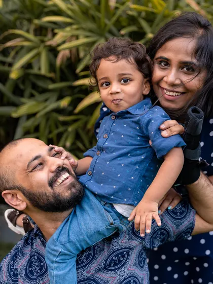 A family photoshoot should be full of fun and laughter. This candid shot of a toddler enjoying a shoulder ride is a perfect example of the playful, interactive moments I aim to capture, showing the genuine love and happiness within a family.