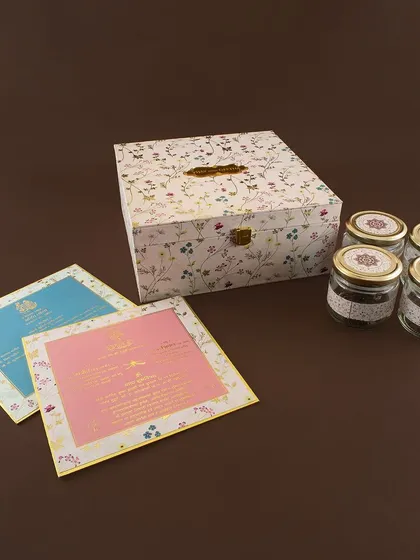 A duplicate of ID 93, this floral box with four gift jars is a wonderful way to send a generous and beautiful invitation.