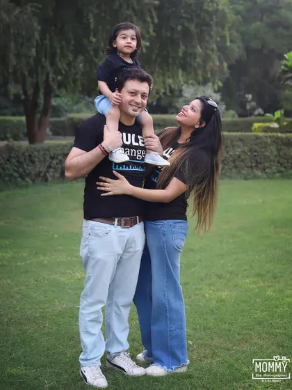 Slaying in style! A fun and casual outdoor family portrait. The little one on dad's shoulders adds such a playful and loving touch to the photo.