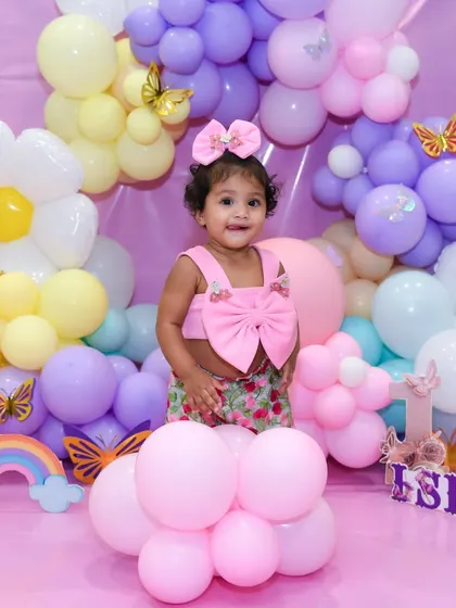 This little fashionista is ready for her close-up. We had so much fun capturing her personality against this colorful daisy balloon backdrop.