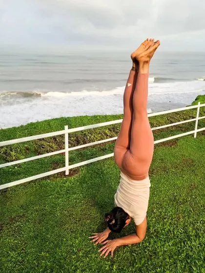 Soaking up the good vibes with a Pincha Mayurasana at the beach. Practicing inversions outdoors with the sound of the waves is a powerful way to connect with nature and my own inner strength.