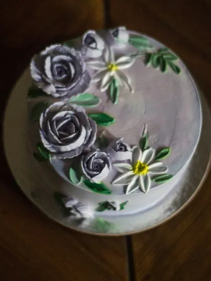 A floral cake with beautiful grey-purple roses. This color is so unique and elegant, perfect for Teachers' Day or any occasion where you want to give something special and memorable.