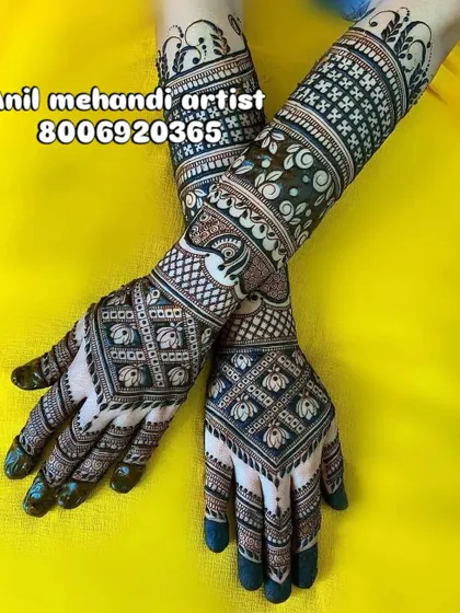 This design features a beautiful checkered pattern (jaal) on the back of the hands, which is very eye-catching. The arms are decorated with delicate vines and a peacock motif.