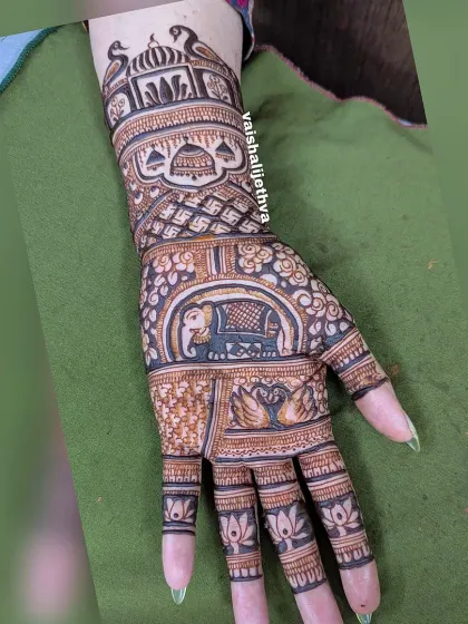 The completed single-hand design. It's a beautiful composition of palace architecture, elephants, swans, and peacocks, perfect for a wedding guest.