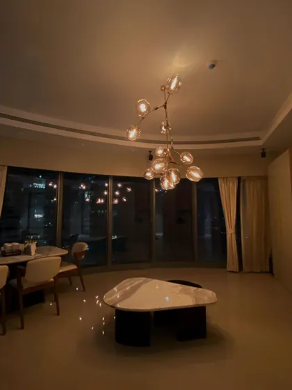 In this World View residence, we focused on creating a minimalistic and simple smart home. The centerpiece is this modern chandelier, whose brightness can be finely tuned to complement the stunning city view, all controlled from a single interface.