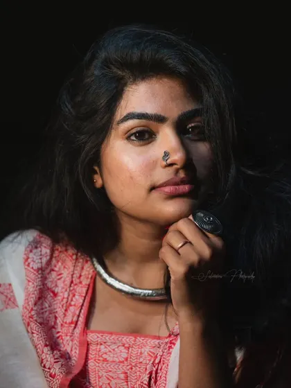 A direct and powerful portrait. The makeup is minimal and clean, with defined brows and a neutral expression, showing how I create looks for impactful headshots.