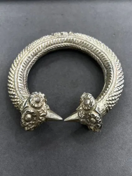 Another variation of our exclusive silver leg kada, this one with a floral-carved end. The craftsmanship is a testament to our 50-year legacy.
