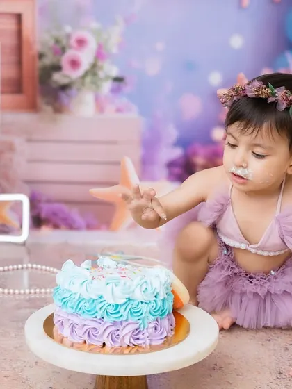 The first touch! That moment of curiosity before the smashing begins is always one of my favorite shots to capture during a first birthday photoshoot.