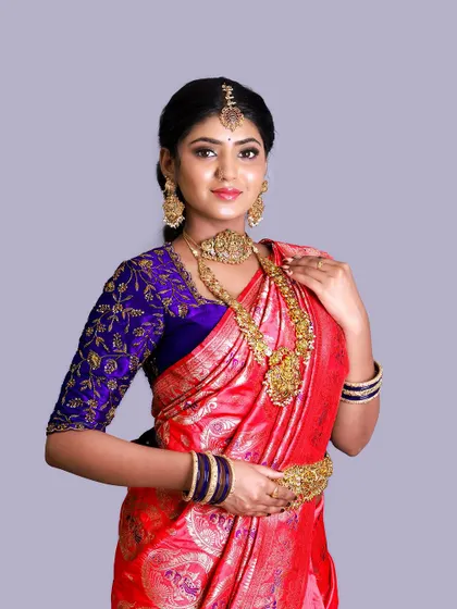 A model in a soft glam South Indian bridal look, wearing a full temple jewellery set.
