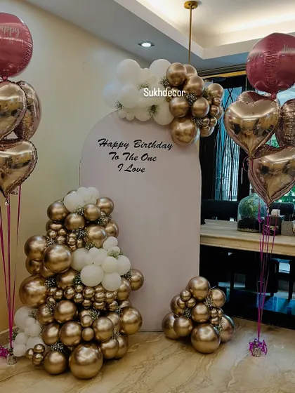 A clear, bright photo of the complete elegant birthday decoration.