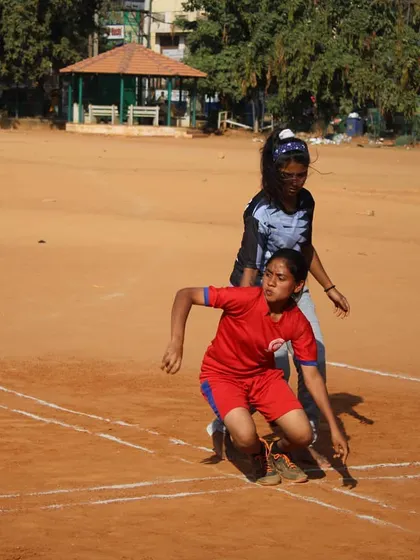 The "kho" is more than just a word, it's a transfer of responsibility. Here, a player gives a kho, showing the precise moment of contact needed for a seamless chase.