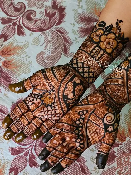 A classic Indian design with a mix of floral and paisley motifs. The intricate patterns and dark stain make it a beautiful choice for any festive occasion.