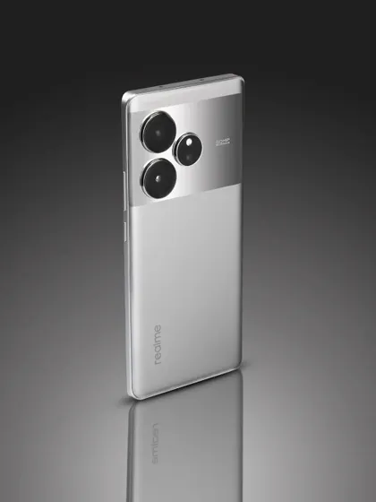 A final, polished shot of the realme GT6 with a clean reflection, created using Photoshop and the techniques shown in the BTS images.