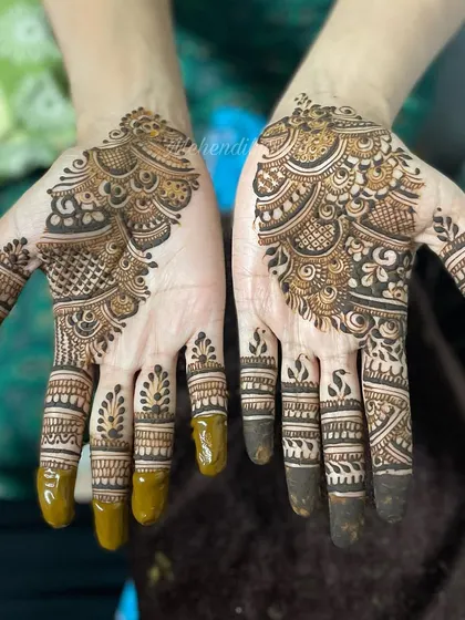 A simple and elegant design for bridesmaids or guests. The pattern is focused on the center of the palm with minimal finger work.