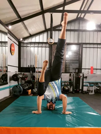 A demonstration of a one-legged headstand variation. This challenges your balance and core stability more than a standard headstand.