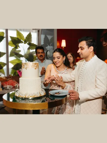 The cake cutting ceremony, a sweet moment surrounded by the happy faces of family. We focus on these key traditions that bring everyone together.