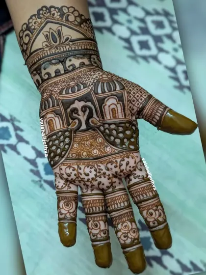 A beautiful design featuring palace architecture on the back of the hand. The use of bold lines and delicate fills gives it a striking appearance.