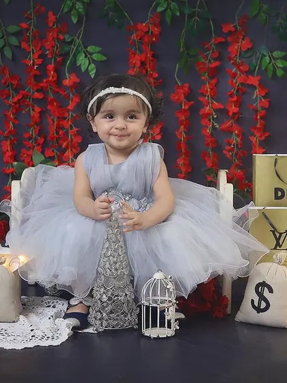 For the little fashionista! This unique shopping-themed portrait session is so chic and stylish.