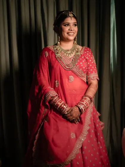 A royal wedding look for Pooja. Her traditional red outfit and heavy jewelry were balanced with makeup that was elegant and glowing. ❤️✨
