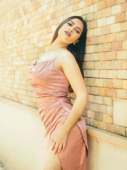 A slightly different pose from the same series, showing how small adjustments can change the feel of the portrait. The warm tones give this street style shot a timeless quality.