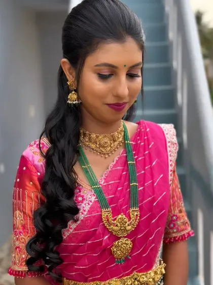 The beautiful Akshata's makeover for one of her functions. The pink saree and green beaded jewellery are a classic combination, complemented by a soft pink-toned makeup look.