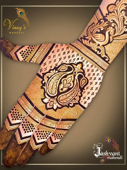 A classic paisley motif on the palm, surrounded by simple yet elegant patterns. This is a timeless choice for any guest.
