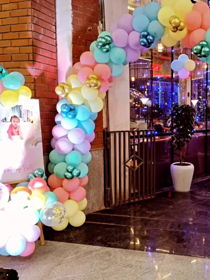The entrance decoration for the Cocomelon party, featuring a pastel-colored balloon arch.