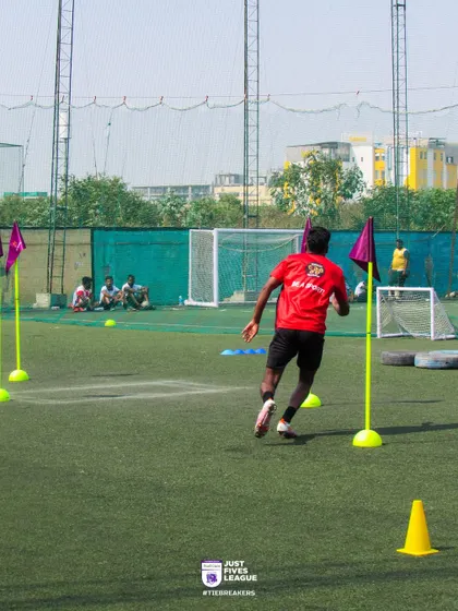 A player sprints through the final leg of the Tiebreakers Challenge. It's a great way for individuals to test their skills while contributing to a good cause.