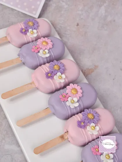 A closer look at the beautiful cakesicles.