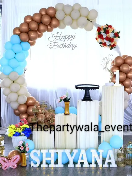 A brown, cream, and blue balloon ring, creating a unique and sophisticated color palette.