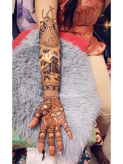 A duplicate of 96, capturing the romantic couple portrait on the arm.