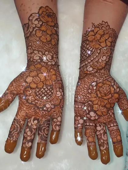 The same non-bridal design with a glitter effect, adding a festive sparkle to the beautiful pattern.