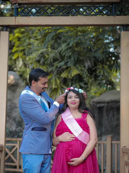 This charming couple portrait under a wooden archway shows a moment of tenderness and care, perfect for a maternity photo album.