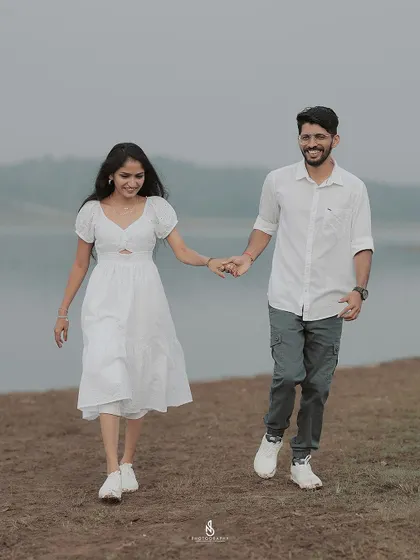 A duplicate of 299, a simple and sweet walking shot along the water's edge.