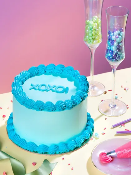 Another one of our vibrant "POP" cakes in a cheerful blue. These cakes can be customized with short messages like "XOXO" and are available in our most popular flavours, including chocolate salted caramel and double chocolate.
