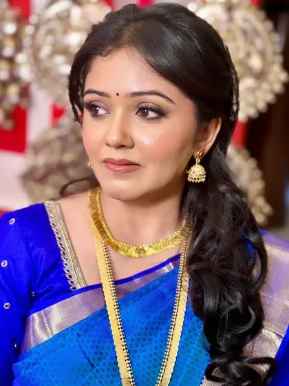 A closer look at Vaibhavi's subtle eye makeup and flawless skin, designed to last through a long day of ceremonies.