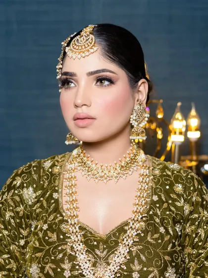 This bride is glowing. My technique focuses on creating a luminous base that looks like second skin, ensuring you look fresh and radiant.