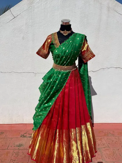 The scalloped green dupatta adds a beautiful detail to this outfit.