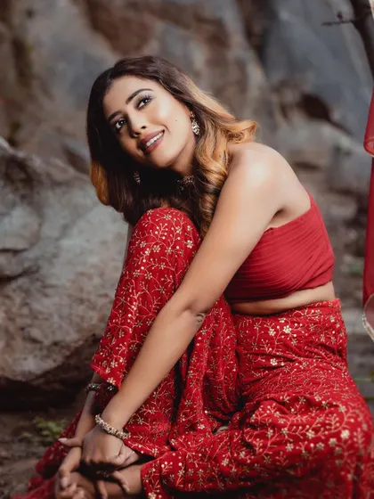 A duplicate of image 109, a beautiful and relaxed portrait in the red sharara.