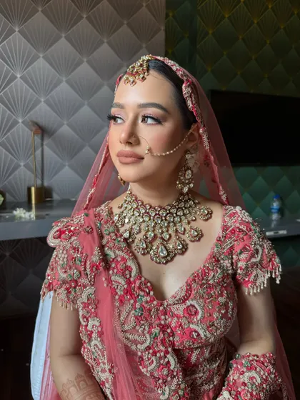 A beautiful portrait of this bride for her Anand Karaj. The makeup is soft and pretty, with a focus on enhancing her natural features to match her lovely pink Dolly J lehenga.
