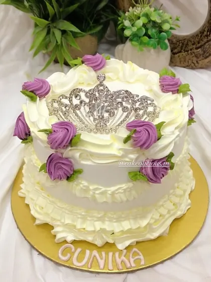 A full view of the vintage Sweet 16 cake with its beautiful crown.